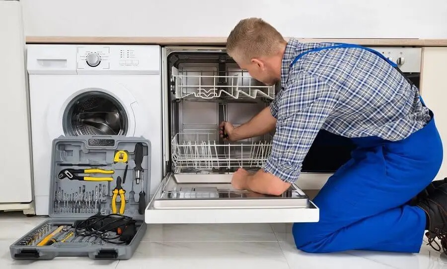 Gölbaşı Vaillant servisi teknisyen ekibi beyaz eşya tamiri yaparken
